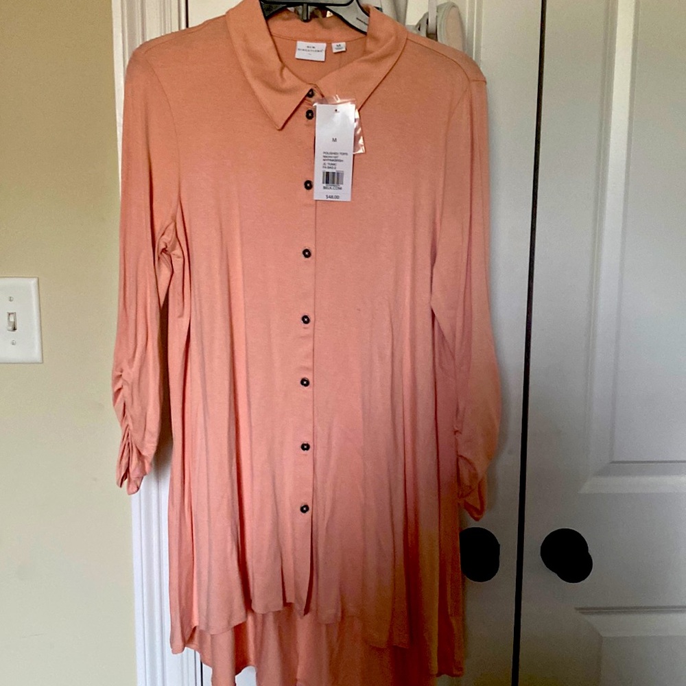 Cute Hi low cotton button up shirt never worn size M.